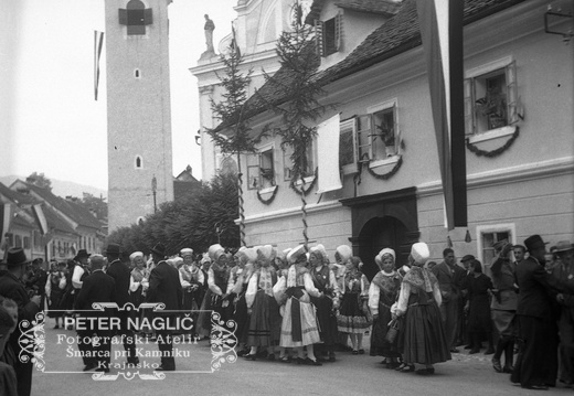 Narodne noše se zbirajo pred Maistrovo rojstno hišo ob odprtju spominske plošče leta 1938 -  F 1938 2 43 008