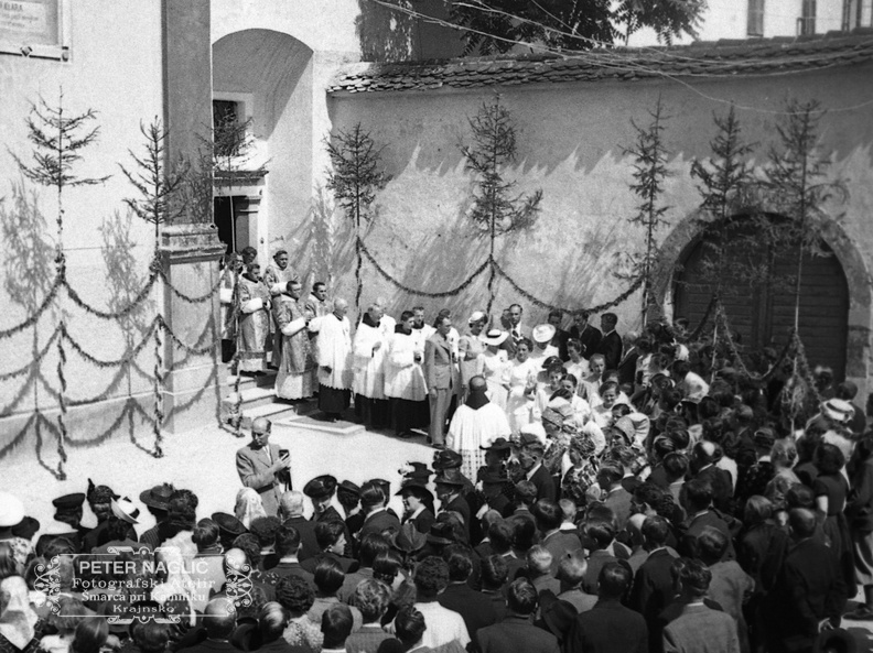 Narodne noše v sprevodu ob Novi maši patra Heybala - F 1939 1 7 010