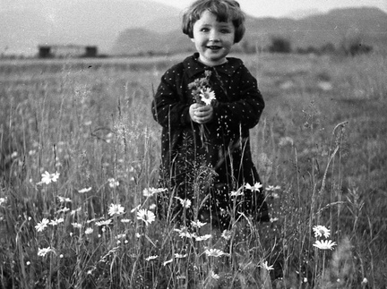Katarina Naglič leta 1936 na mengeškem polju -  F 1936 2 11 014