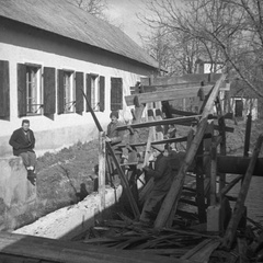 Odstranjevanje starega mlinskega kolesa pri nekdanji Jermanovi kovačiji leta 1938 - F 1938 1 4 012