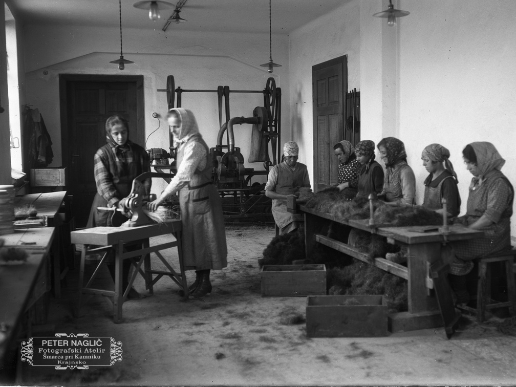 Ženske pri delu v drugi sobi, priprava žime, Loboda in Vidmar strižeta, leta 1927 - Naglic012