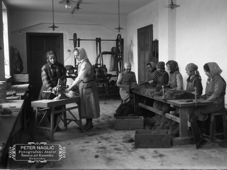 Ženske pri delu v drugi sobi, priprava žime, Loboda in Vidmar strižeta, leta 1927 - Naglic012