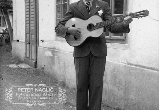 Jereb Janko iz Šmarce s kitaro leta 1940 - F 1940 1 8 016