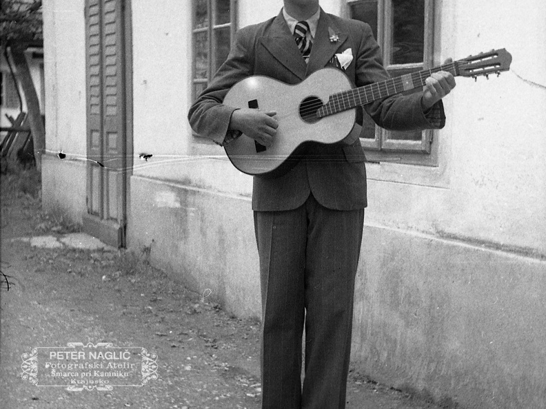 Jereb Janko iz Šmarce s kitaro leta 1940 - F 1940 1 8 016