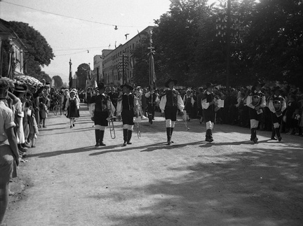 Godba v narodni noši med mimohodom ob Kongresu Kristusa Kralja leta 1939 - FF 1939 1 19 015