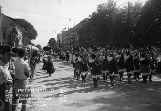 Godba v narodni noši med mimohodom ob Kongresu Kristusa Kralja leta 1939 - F 1939 1 19 017