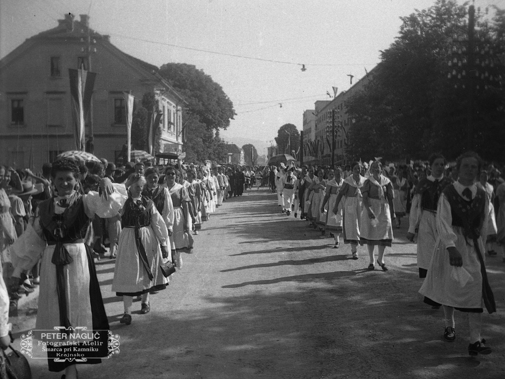 Narodne noše v sprevodu ob Kongresu Kristusa Kralja v Ljubljani leta 1939 - F 1939 1 16 004
