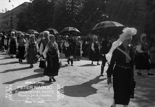 Narodne noše v sprevodu ob Kongresu Kristusa Kralja v Ljubljani leta 1939 - F 1939 1 19 003