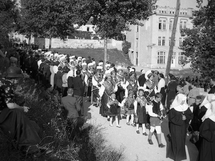 Narodne noše v procesiji na Rakovniku leta 1939 - F 1939 1 26 003