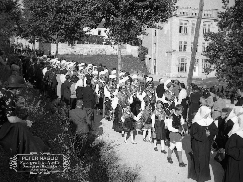Narodne noše v procesiji na Rakovniku leta 1939 - F 1939 1 26 003
