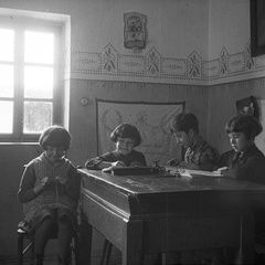 Nagličevi otroci za mizo leta 1933 - F 1933 1 5 003