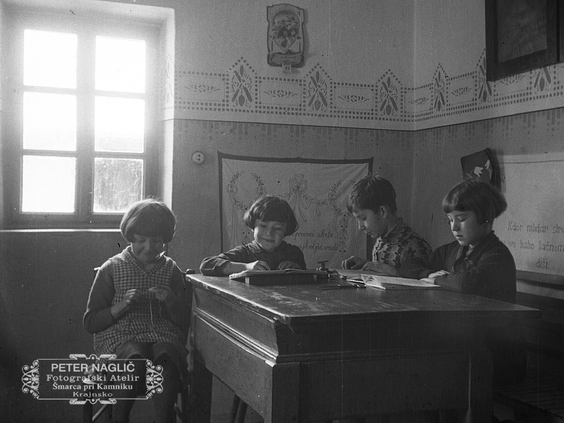 Nagličevi otroci za mizo leta 1933 - F 1933 1 5 003