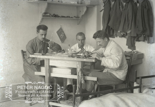 Italjanski ujetniki pri delu kot urarji - 59  829