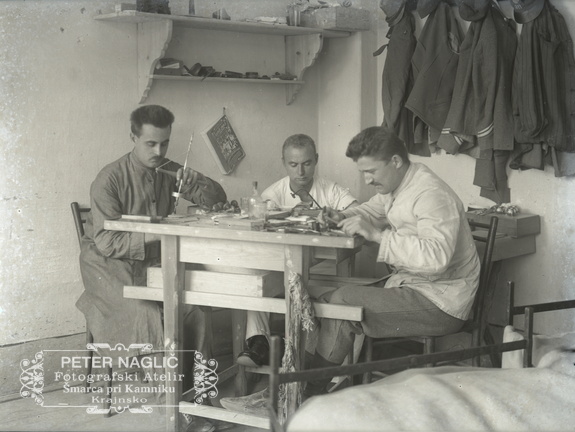 Italjanski ujetniki pri delu kot urarji - 59  829