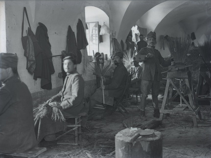 Italjanski  ujetniki pri izdelavi metel - 59  835