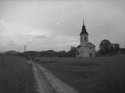 Cerkev sv. Mavricija v Šmarci leta 1933 - F 1933 2 7 015