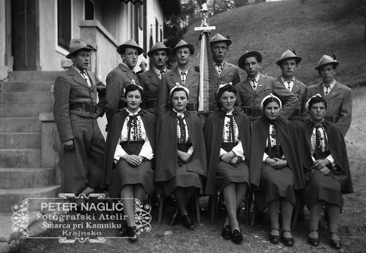 Dekliški in fantovski odsek Orlov pred Homškim prosvetnim domom, leta 1940 - F 1940 1 4 015