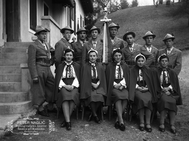 Dekliški in fantovski odsek Orlov pred Homškim prosvetnim domom, leta 1940 - F 1940 1 4 015