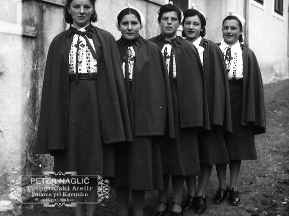 Dekliški odsek Orliv pred Homškim prosvetnim domom, leta 1940 - F 1940 1 4 016