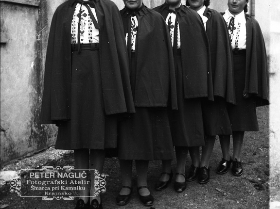 Dekliški odsek Orliv pred Homškim prosvetnim domom, leta 1940 - F 1940 1 4 017