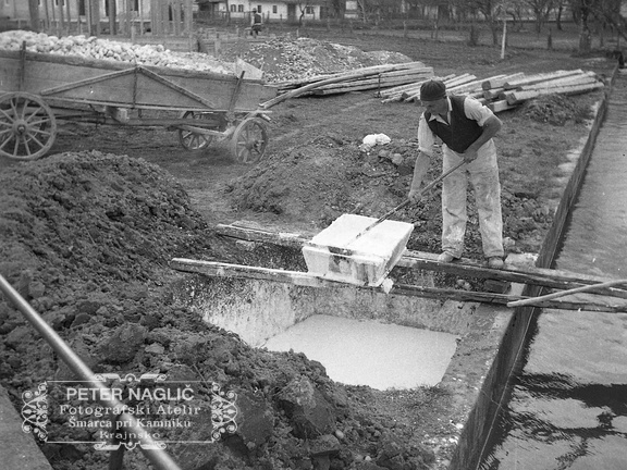Karel Kotnik pri gašenju apna, Šmarca leta 1940 - F 1940 1 5 014