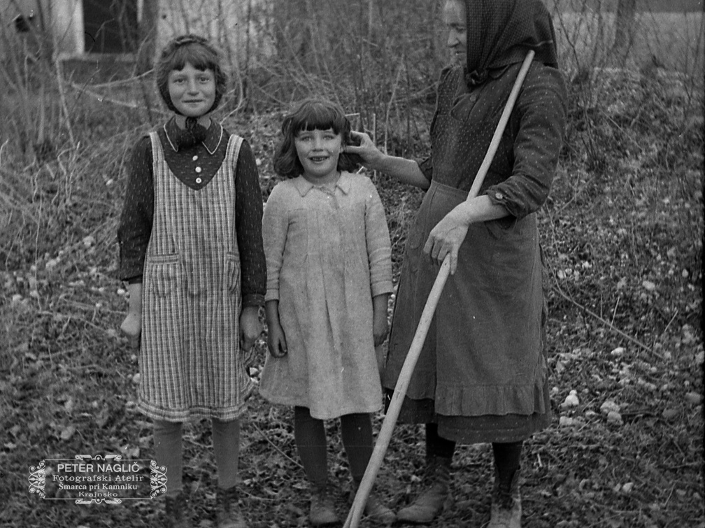 Marija Naglič s svojo hčerko Katarino in še eno deklico, Šmarca leta 1940 - F 1940 1 5 017