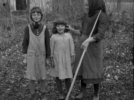 Marija Naglič s svojo hčerko Katarino in še eno deklico, Šmarca leta 1940 - F 1940 1 5 017