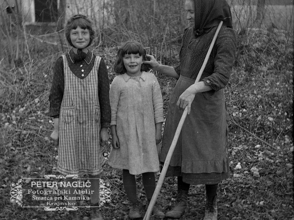 Marija Naglič s svojo hčerko Katarino in še eno deklico, Šmarca leta 1940 - F 1940 1 5 017