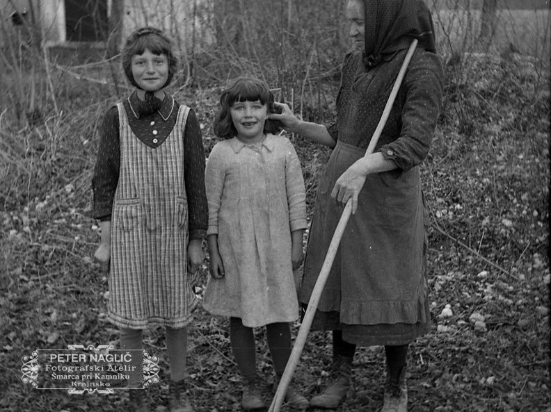 Marija Naglič s svojo hčerko Katarino in še eno deklico, Šmarca leta 1940 - F 1940 1 5 017