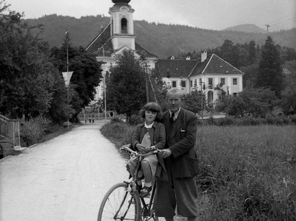 Jožef Jeran, Katarina Naglič in Frančiška Naglič v Velesovem leta 1940 - F 1940 1 6 003