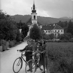 Peter Naglič s svojo hčerko Katarino Naglič v Velesovem  leta 1940 - F 1940 1 6 004