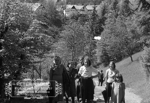 Nagličeva družina v Mošnjah med romanjem na Brezje, 26. maja 1940 - F 1940 1 8 009