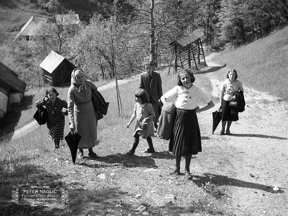 Nagličeva družina v Mošnjah med romanjem na Brezje, 26. maja 1940 - F 1940 1 8 010