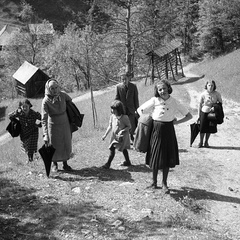 Nagličeva družina v Mošnjah med romanjem na Brezje, 26. maja 1940 - F 1940 1 8 010