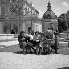 Nagličeva družina na Brezjah ob 20 letnici poroke, 26. maja 1940 - F 1940 1 8 012