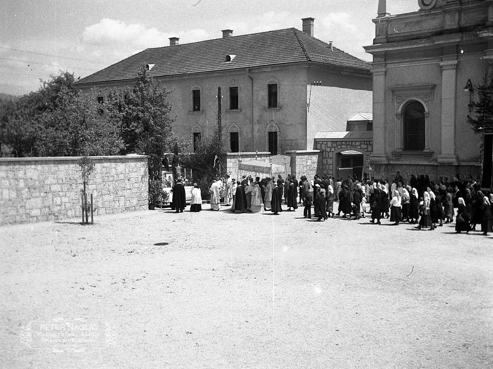 Nagličeva družina na Brezjah ob 20 letnici poroke, 26. maja 1940, sprevod z Najsvetejšim - F 1940 1 8 015