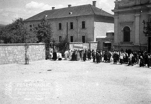 Nagličeva družina na Brezjah ob 20 letnici poroke, 26. maja 1940, sprevod z Najsvetejšim - F 1940 1 8 015