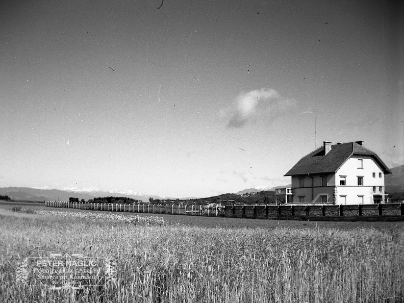 Zajčeva vila v Šmarci leta 1940 - F 1940 1 9 002