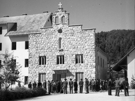 Kapela in Zdravstveni zavod v Ponikvah pri Dobrepolju leta 1940 - F 1940 1 9 007