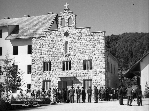 Kapela in Zdravstveni zavod v Ponikvah pri Dobrepolju leta 1940 - F 1940 1 9 007