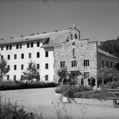Kapela in Zdravstveni zavod v Ponikvah pri Dobrepolju leta 1940 - F 1940 1 9 008
