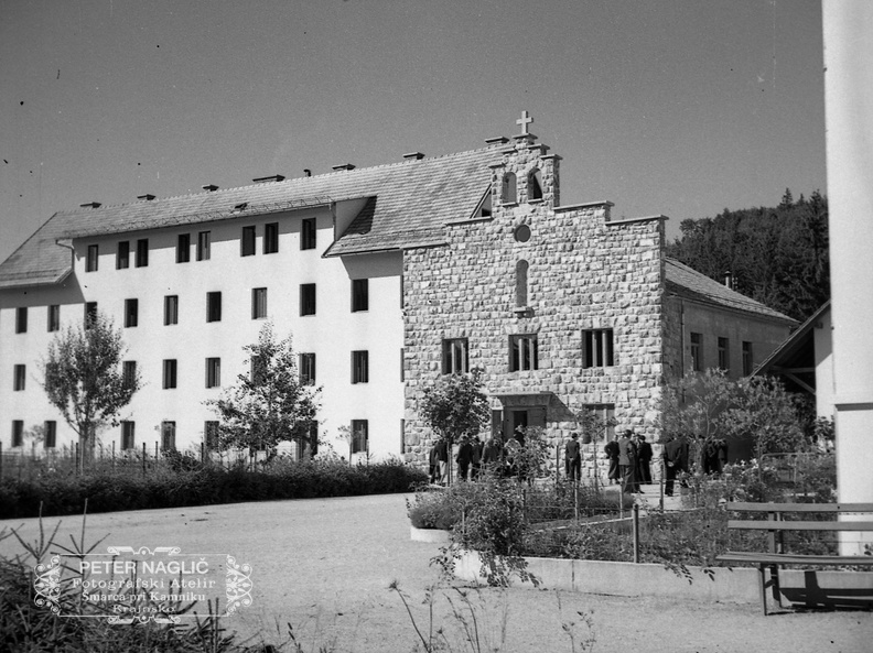 Kapela in Zdravstveni zavod v Ponikvah pri Dobrepolju leta 1940 - F 1940 1 9 008