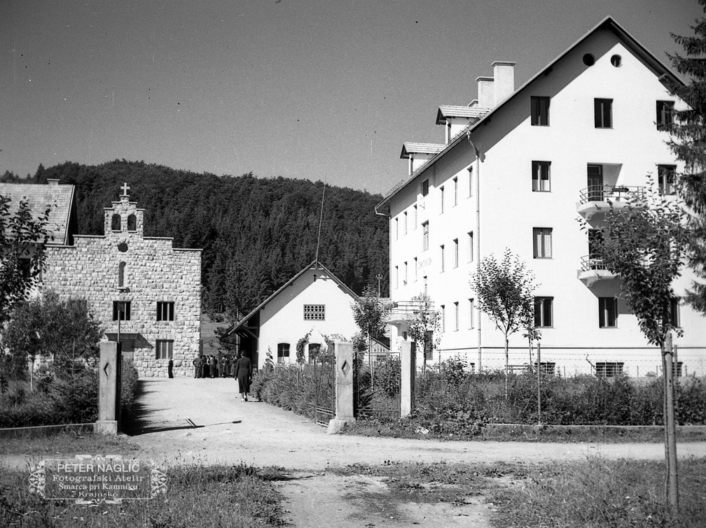 Kapela in Zdravstveni zavod v Ponikvah pri Dobrepolju leta 1940 - F 1940 1 9 009