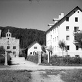Kapela in Zdravstveni zavod v Ponikvah pri Dobrepolju leta 1940 - F 1940 1 9 009