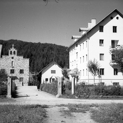 Kapela in Zdravstveni zavod v Ponikvah pri Dobrepolju leta 1940 - F 1940 1 9 009