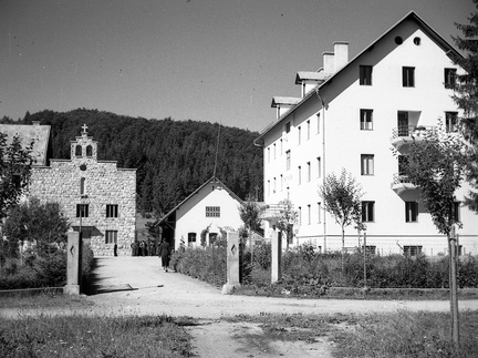 Kapela in Zdravstveni zavod v Ponikvah pri Dobrepolju leta 1940 - F 1940 1 9 009