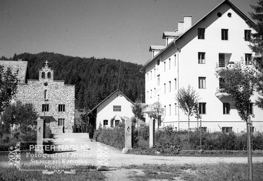 Kapela in Zdravstveni zavod v Ponikvah pri Dobrepolju leta 1940 - F 1940 1 9 009