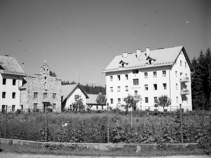 Kapela in Zdravstveni zavod v Ponikvah pri Dobrepolju leta 1940 - F 1940 1 9 010