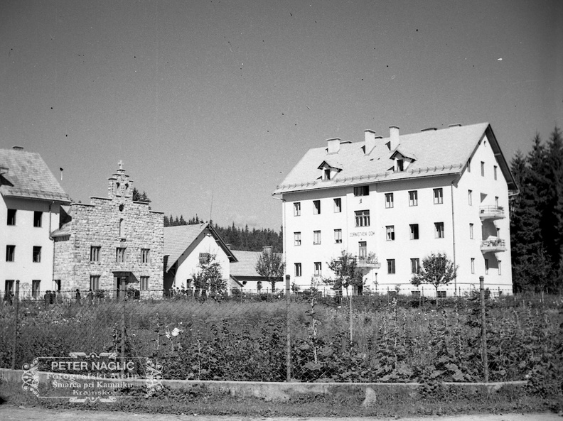 Kapela in Zdravstveni zavod v Ponikvah pri Dobrepolju leta 1940 - F 1940 1 9 010