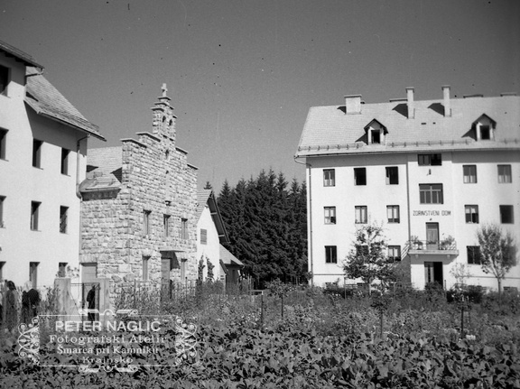 Kapela in Zdravstveni zavod v Ponikvah pri Dobrepolju leta 1940 - F 1940 1 9 011